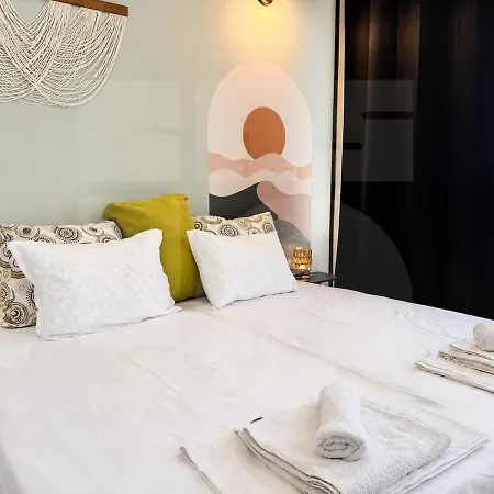 1br Rooftop Cityscape Апартаменти